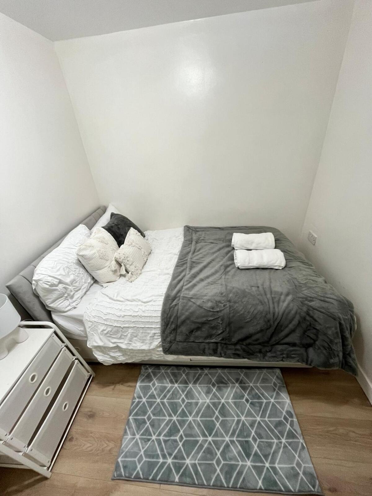 Cozy 3-bed 2bath House Near Lcy & Excel Sleeps 6 * Londen