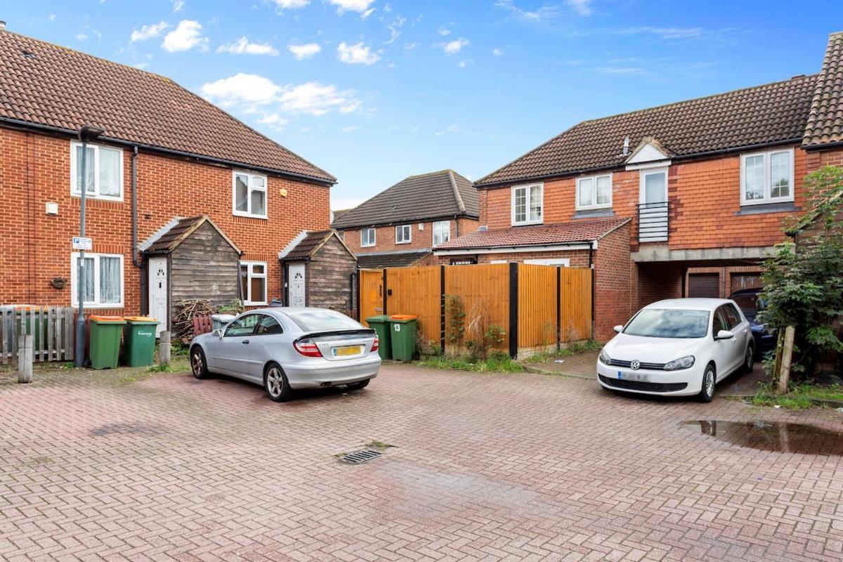 Cozy 3-bed 2bath House Near Lcy & Excel Sleeps 6 Appartement Londen