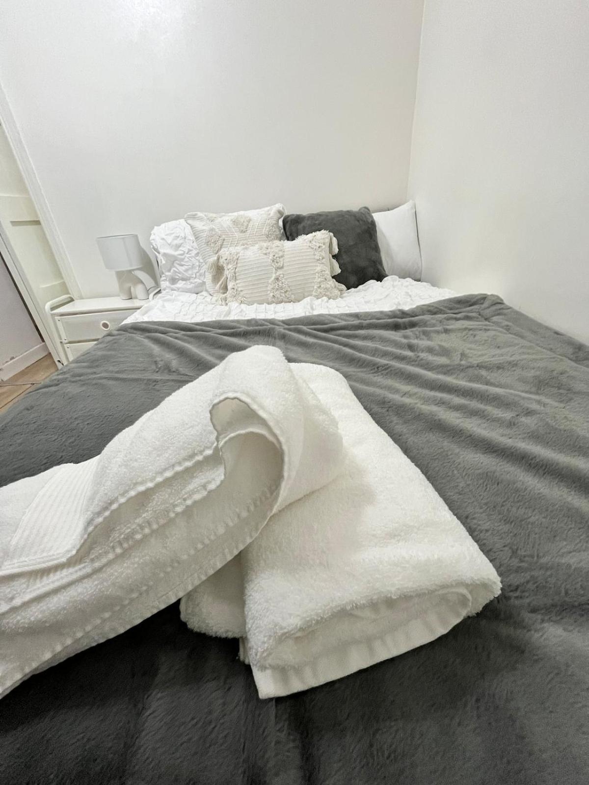 Cozy 3-bed 2bath House Near Lcy & Excel Sleeps 6 Appartement Londen